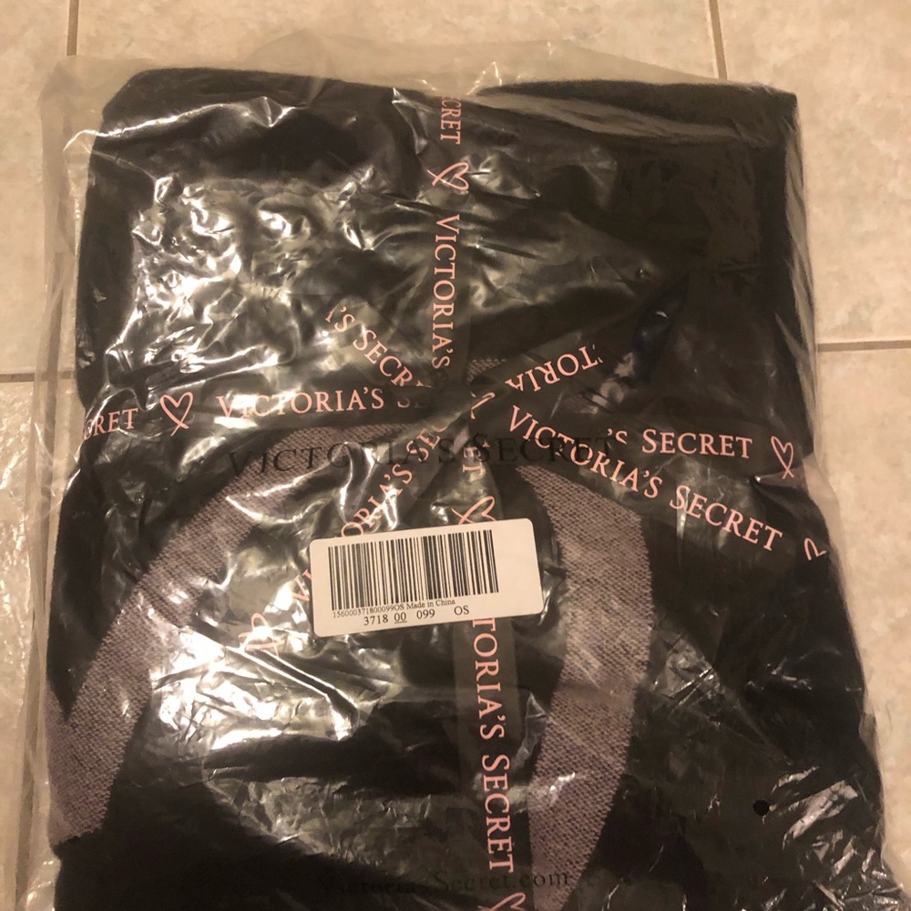 Victoria Secret Throw - Picture 2 of 4